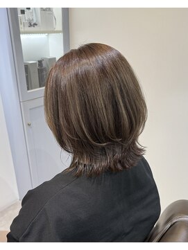 ロエ(loe) ボブレイヤー×シルキーベージュで透明感！白髪ぼかし