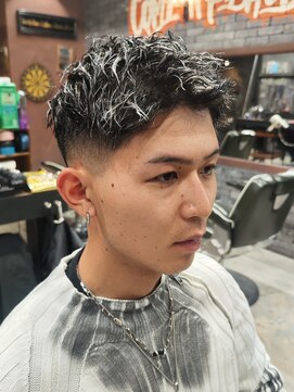 ツイストパーマ/メッシュキャップ/ハイライト/フェードカット