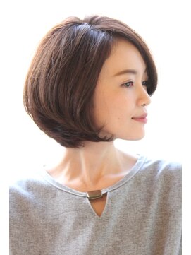 レウナ 外苑前(Reuna) おとな女子・カットで決まるトップノットショートスタイル