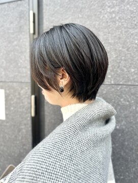 メモリーズ 表参道(Memories) 40代50代60代耳かけショート前髪なしハンサムショート白髪ぼかし