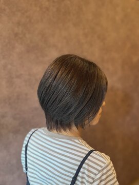 オンザベース(on the BASE) ショートボブ/縮毛矯正/ナチュラルストレート/白髪ぼかし