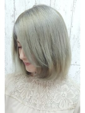 スタジオケイ 清原店(Studio K) インパクト抜群ホワイトアッシュカラー