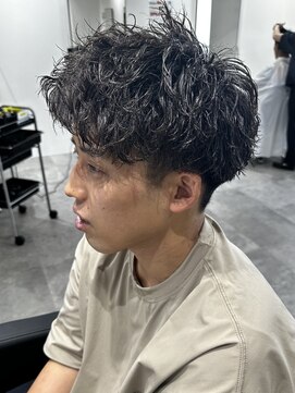 ヒュイル バイ ニアウ(Hwyl by Niau) メンズマッシュパーマニュアンスパーマスパイラルパーマ刈り上げ