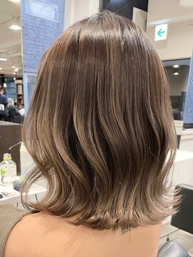 ソワネ 表参道(soigne) ショートボブくびれショートヘア顔周りレイヤー白髪ぼかし30代