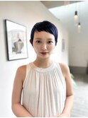 潔さと洗練さが際立つショートベリーショート×ネイビーカラー
