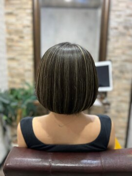 ハサミバイアトリエナガノ 千葉(8sami by atelier nagano) ショートボブ/センターパート/ツヤ髪/グラデーション/イヤリング