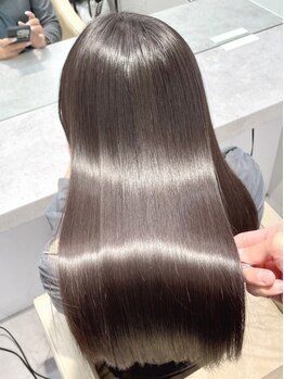 厳選された最高級トリートメントを贅沢に使用。毛髪理論に基づいた技術で感動の美髪へ導きます。