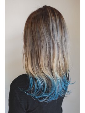 エルナ(ELNA) ハイトーン×ブルー×ゆる巻きセミロング