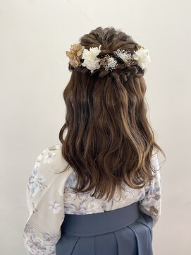 ヘアーアンドメイクアップモパ ハーフアップ