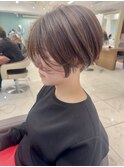 ベージュカラーの刈り上げハンサム