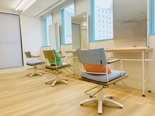 ヘアーマー 天満橋(hair mah.)の雰囲気(開放感と清潔感のある店内で、肩ひじ張らずに過ごせるのが◎)