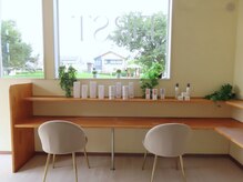 ファースト 西新発田店(FIRST)の雰囲気（光が差し込み緑が見える、カフェ風の待合スペース♪）