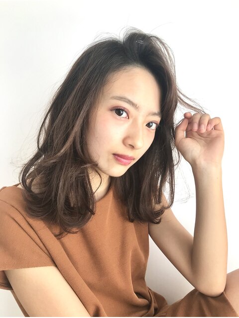 セミロングのゆる巻き大人女子