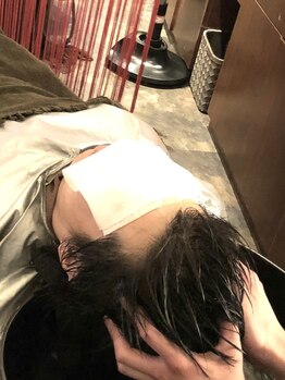 アイナヘア(aina HAIR)の写真/頭皮環境を整え血行促進♪《ヘッドヒーリング》でしっかりコリをほぐし、疲れた頭皮も心も同時に修復◎