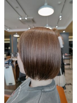 ビスポーク(BESPOKE) 柔らかなヌーディーベージュが大正解♪ツヤ感ソフトボブ