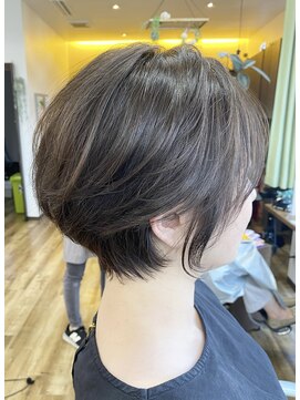 美容室 笑顔 丸みハンサムショート