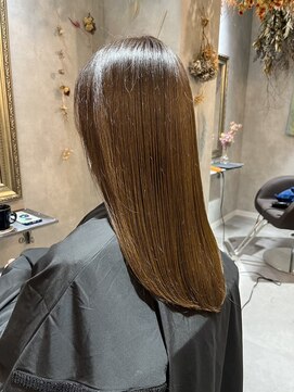 お花と犬と美容室 ミディアムストレート