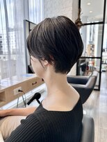 アーロン(aaron)&nbsp;【サロンワーク】丸みとくびれのショートカット。