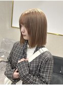 ミルクティーベージュ×ミディアムボブ/小顔に見える顔周り