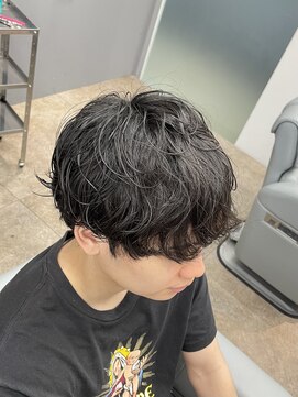 ノイセル 西本町(Noisyle) ブルーブラックフェザーパーマ刈り上げセンターパートｙ