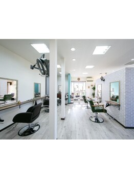 隠れ家的なサロン♪ゆったりとした時間が流れる、上質な空間で心も髪も癒されて。お子様同伴も可能です◎