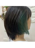 グリーンインナーカラー耳かけボブヘア