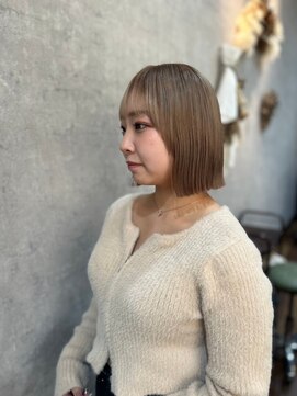 ヘアーワークス ボナ(HAIR WORKS bona.) 華やかさ引き立つ切りっぱなしボブ×ベージュ/ブロンド
