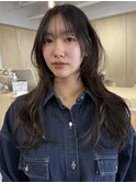 前髪ありのレイヤーロングヘアで柔らかな雰囲気
