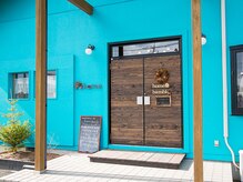 美容室 ホーム オアシス店(home)の雰囲気（青い外壁と木目調の扉が目印です♪）