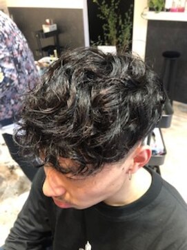 アレグラ(alegra) 刈り上げ黒髪パーマ