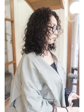 イーズ(e's) 【e's中目黒美容室】70s80s風の繊細で柔らかなハードパーマ