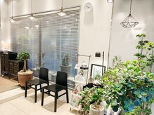 インデックスヘア リブゴーシュ スパ 両国の雰囲気（店内も明るくグリーン豊か◎個室シャンプーでリラックスタイム）