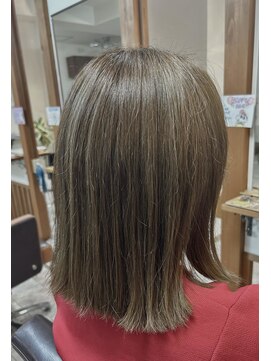 外ハネ×ハイトーンベージュ