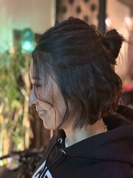 アスイン(asuin) 黒髪前下がりボブ