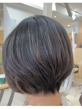 カットハウス はさみの部屋 くびれショート/ふんわり内巻き/深め流しバング/耳掛け