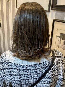 フィアート ヘアドレッシング サロン(Fiato Hairdressing Salon) 外ハネミディアム