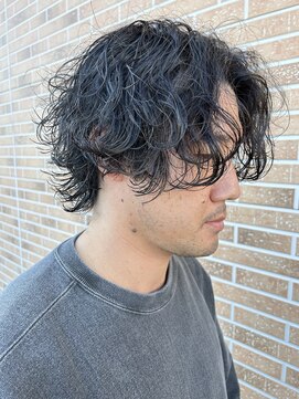 ヒュイル バイ ニアウ(Hwyl by Niau) メンズセンターパート波巻スパイラルパーマニュアンスパーマ眉毛