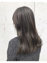 ヘアデザイン ソラ(Sola)&nbsp;すじ感ホワイトハイライトグレージュ×ゆるやかウェーブ