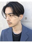 人気メンズヘア!大人のメンズ前下がりセンターパート 黒髪