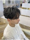 スーツ短髪ツーブロック束感黒髪シークレットパーマ流行