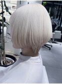 抜きっぱなしホワイトブロンド×ショートボブ