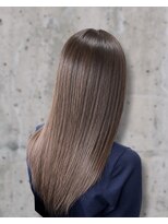 カットワークススリックバイフェローズ(CUT WORKS SLICK by fellows)&nbsp;パサつきを抑えて透明感が映える艶髪ストレート