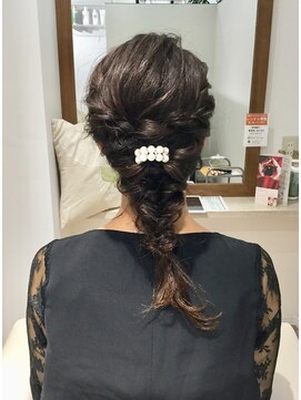 キャトル(hair make QUATRE) 編みおろしパーティーヘアN1