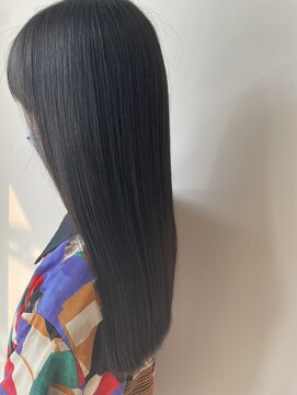 クム(QUMU) 黒髪ストレート＋きりっぱなし