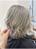 外ハネホワイトブロンドカラー