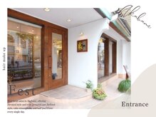 フェスト ヘア メイクアップ(Fest hair makeup)の雰囲気（白い壁が目印のオシャレなサロン♪朝と夜で表情を変えます）