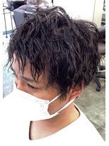 ミューコロル(mieux color)&nbsp;ツイストパーマ　メンズおしゃれ　アレンジ　大人男子