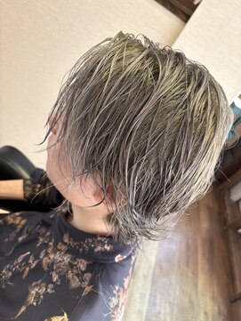 ヘアーズ はれるや(hair's) ウェーブショートホワイトブロンドハイトーンダブルカラー