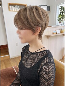 コムヘアー(COM HAIR) ミニショート。グレージュ。ダブルカラー。