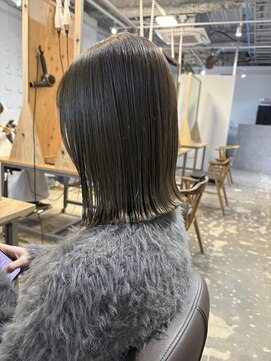 パースラヴ(PERS'LOV) 切りっぱなしボブカーキグレージュ外ハネボブ